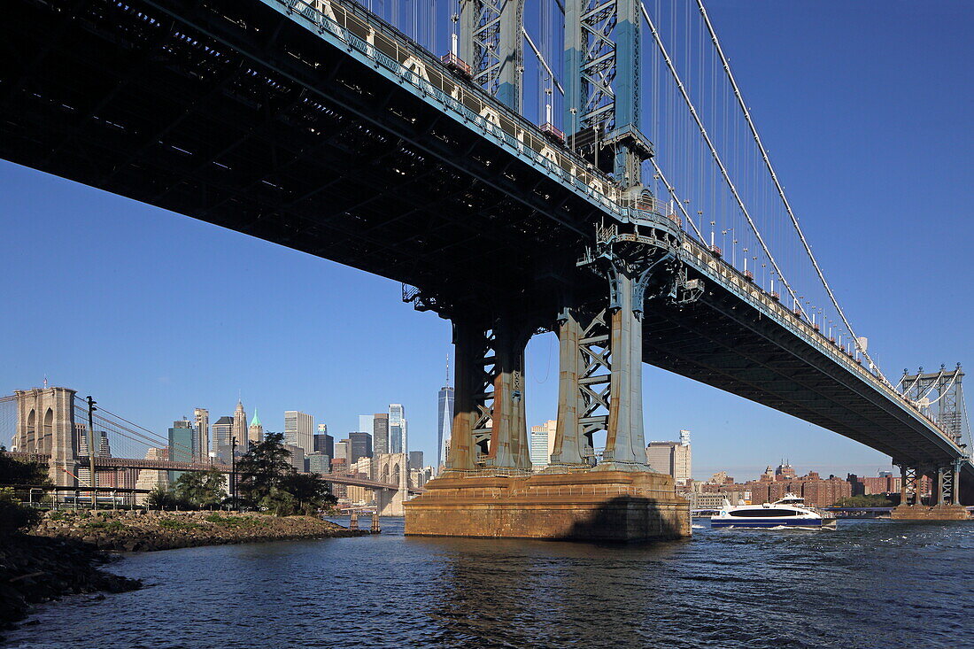 Blick vom Bridge Park in Brooklyn über den East RIver zur Manhattan Bridge mit der Skline von Downtown Manhattan, New York, New York, USA