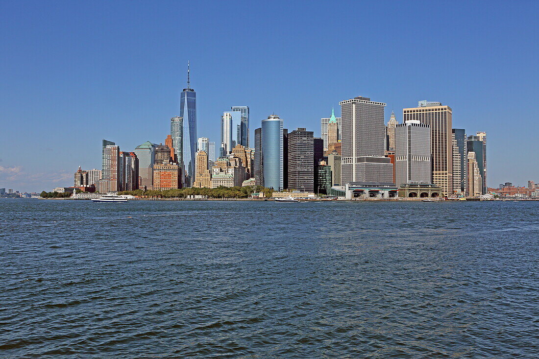 Blick von der Staten Island Ferry auf die  Skyline des Financial District an der Südspitze von Manhattan, New York, New York, USA