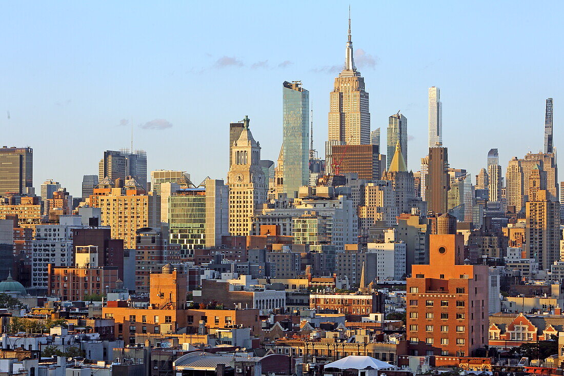 Blick von der Lower East Side auf die Skyline von Midtown mit dem Empire State Building, Manhattan, New York, New York, USA