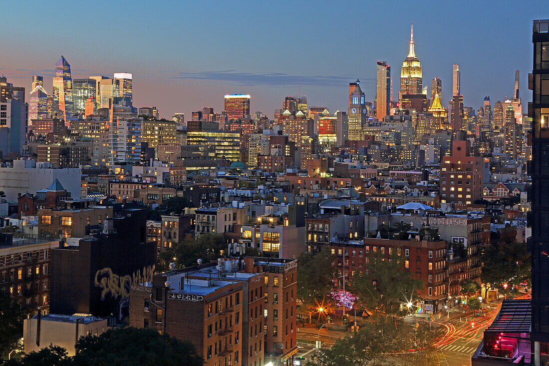 Blick von der Lower East Side auf die Bowery Street, die Skyline von Midtown mit den Hudson Yards (links) und dem Empire State Building, Manhattan, New York, New York, USA