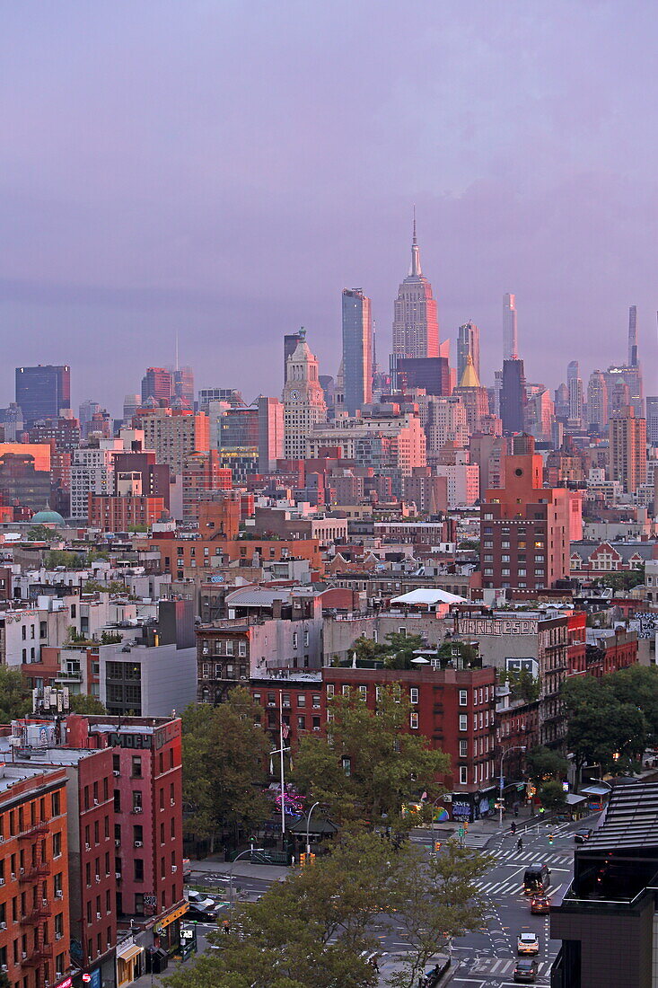 Blick von der Lower East Side auf die Bowery Street und die Skyline von Midtown mit dem Empire State Building, Manhattan, New York, New York, USA