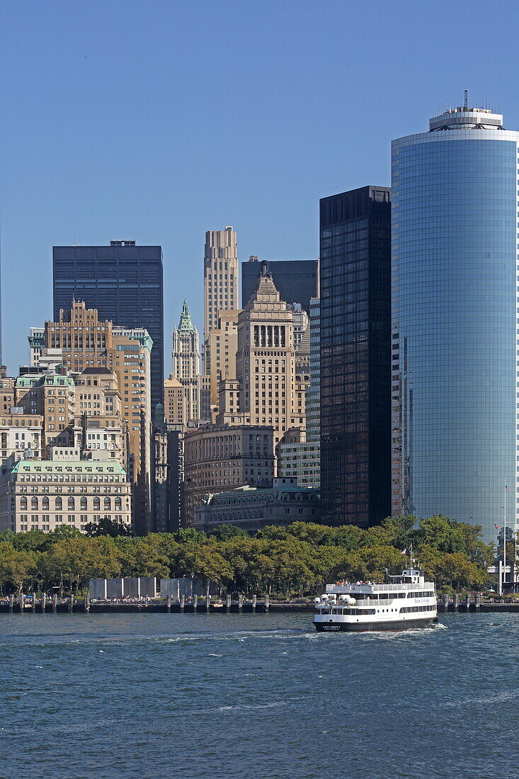 View of Battery Park, the southern tip of Broadway with the office building at 17 State Street (on the right with the rounded facade), Manhattan, New York, New York, USA
