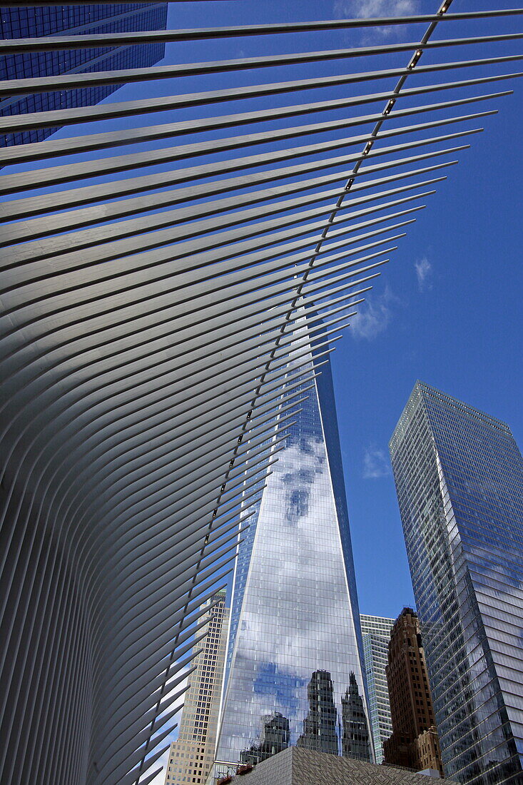 Detail des Oculus Bahnhofsgebäude und das One World Trade Center, Downtown Manhattan, Ground Zero, New York, New York, USA