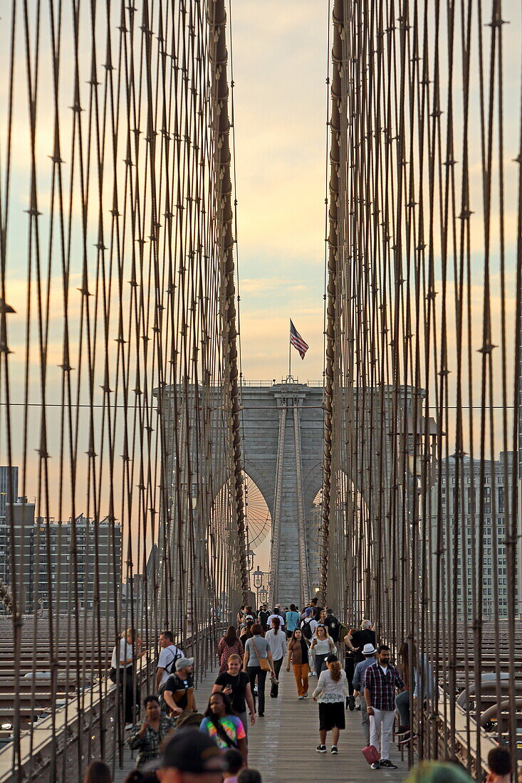 Tragseile und Pfeiler der Brooklyn Bridge, Manhattan, New York, New York, USA