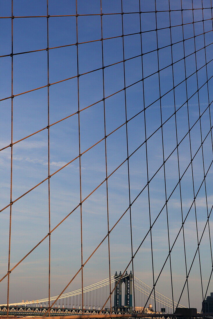 Brooklyn Bridge mit einem Pfeiler der Manhattan Bridge, New York, New York, USA