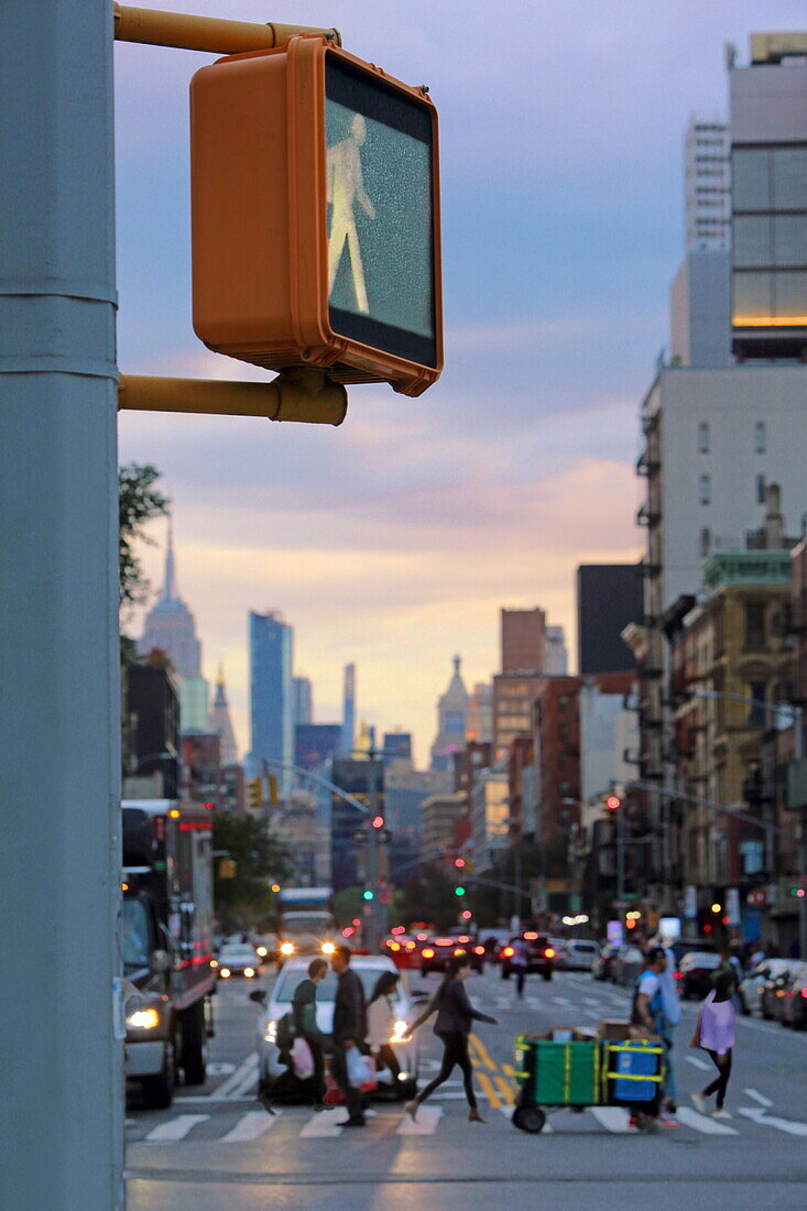 Blick auf die Skyline Midtown Manhattans mit dem Empire State Building von der Bowery Street, Manhattan, New York, New York, USA