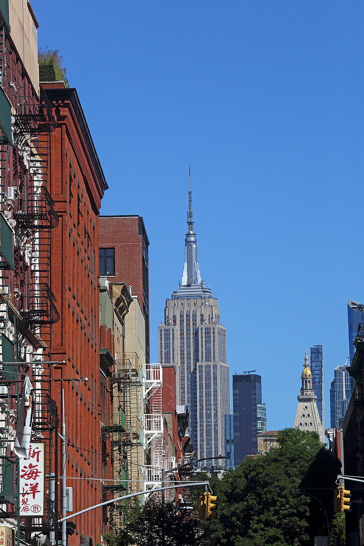 Blick von der Grand Street/Mott Street, Chinatown auf das Empire State Bulding, Midtown Manhattan, New York, New York, USA