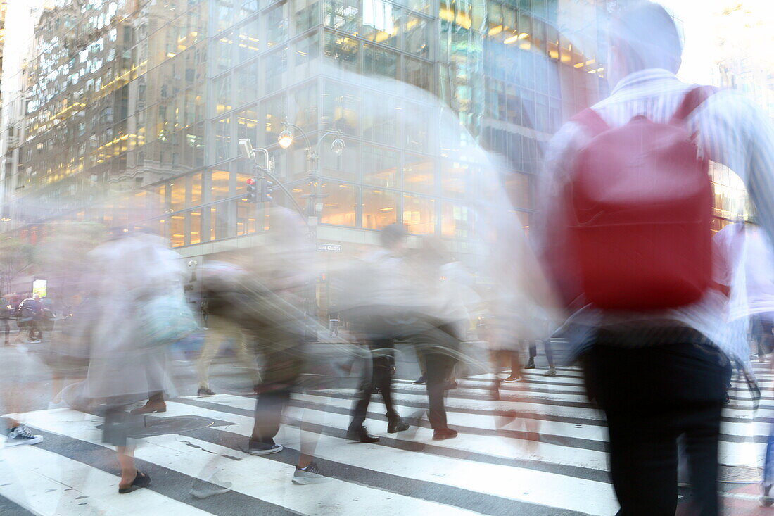 Fussgänger überqueren die Madison Avenue an der 42nd Street, Midtown Manhattan, New York, New York, USA