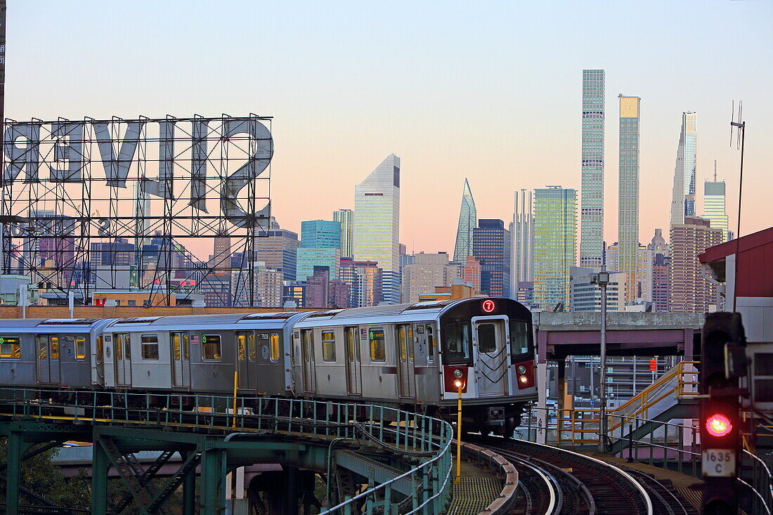 Blick von Queens nach Midtown Manhattan mit einem Zug der Linie 7, Manhattan, New York, New York, USA
