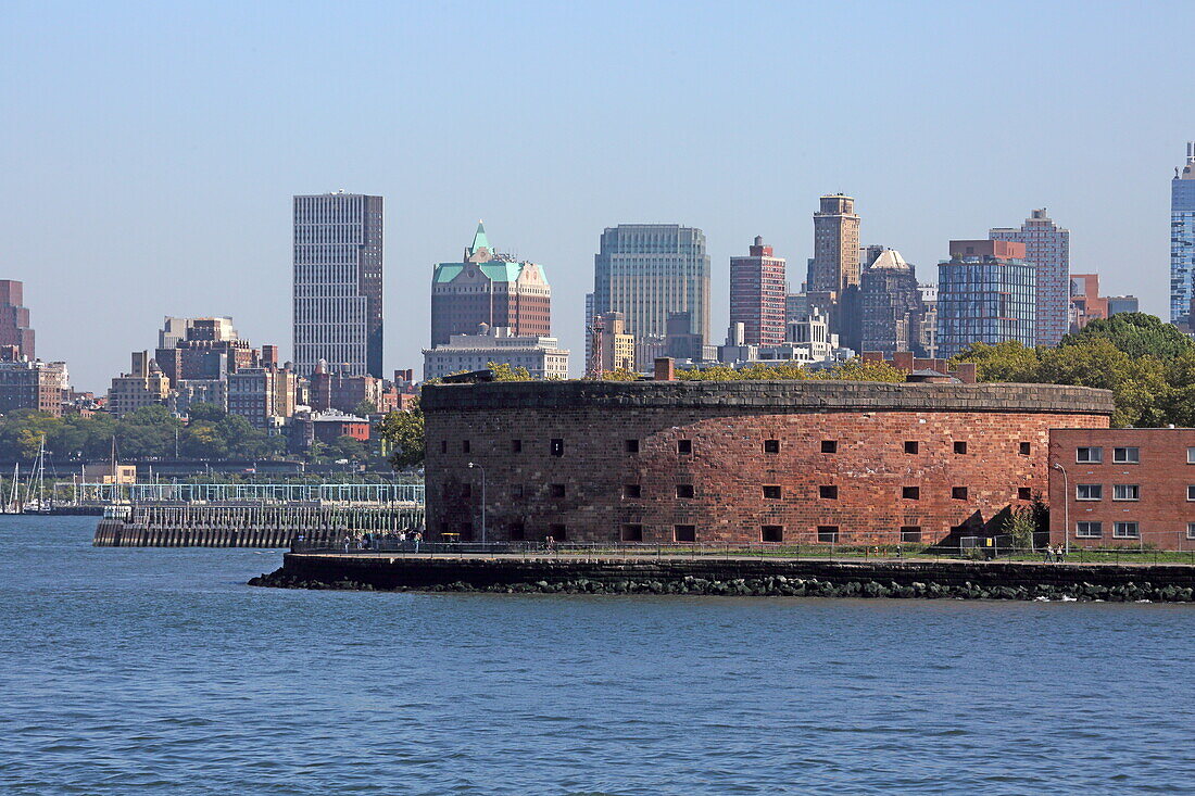 Blick auf Castle William auf Govenor Island, im Hintergrund die Skyline von Brooklyn, New York, New York, USA