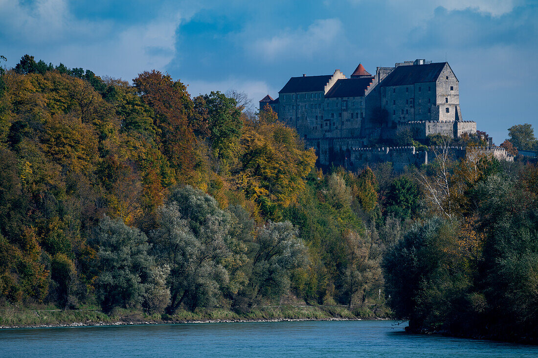 Burg von Burghausen - längste Burg der Welt im Herbst vom Salzachufer aus, Bayern, Deutschland