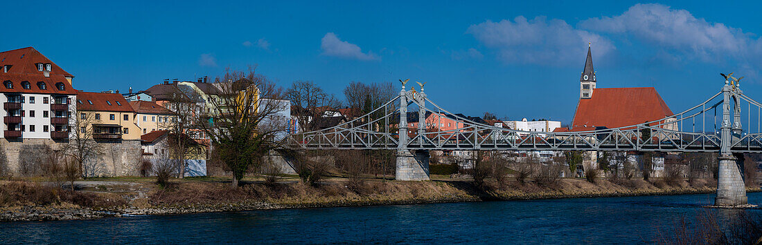 Panorama der Stadt Laufen, Bayern, Deutschland mit Salzachbrücke nach Oberndorf