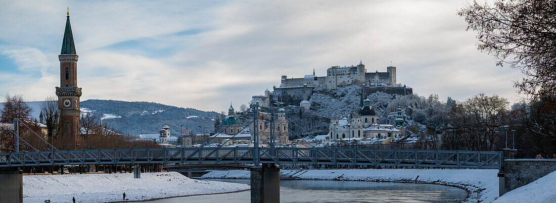 Salzburg Altstadt Panorama mit Dom und Salzach im Winter, vorne Müllnersteg, Salzburg, Österreich