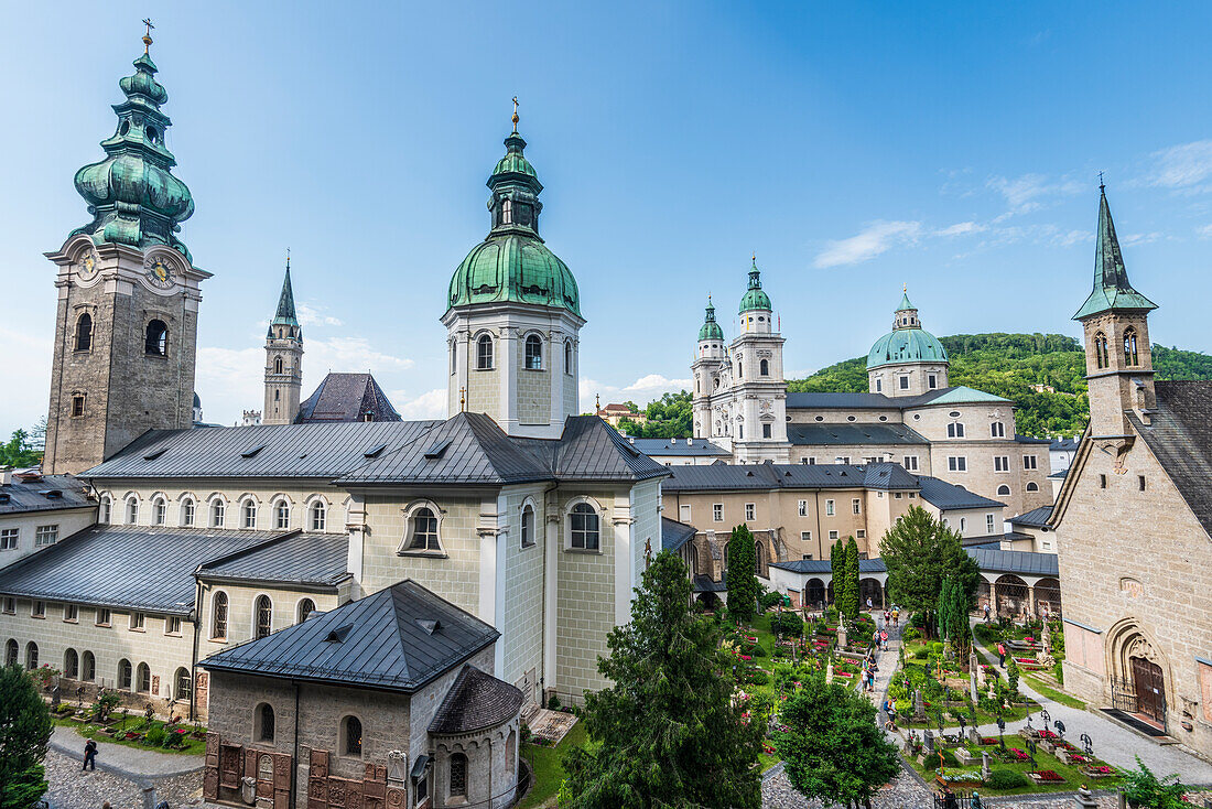 Stift St. Peter mit Friedhof, Franziskanerkirche, Dom und Margarethenkapelle in der Stadt Salzburg, Österreich
