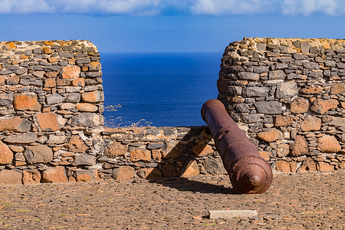 Eine alte Kanone an der Mauer der Festung Forte Real de São Filipe, Ribeira Grande, Insel Santiago, Kapverden