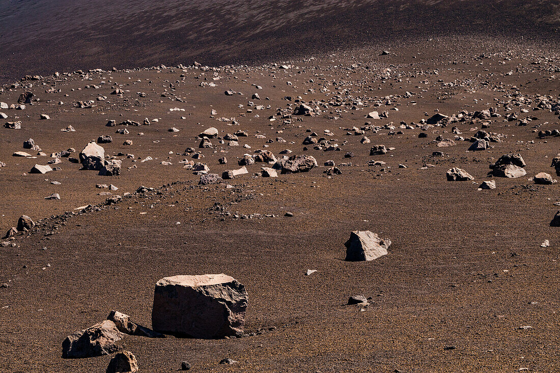Eine mit Steinen und Lavabrocken übersäte Flanke des Vulkan Pico do Fogo auf der Insel Fogo, Kapverden
