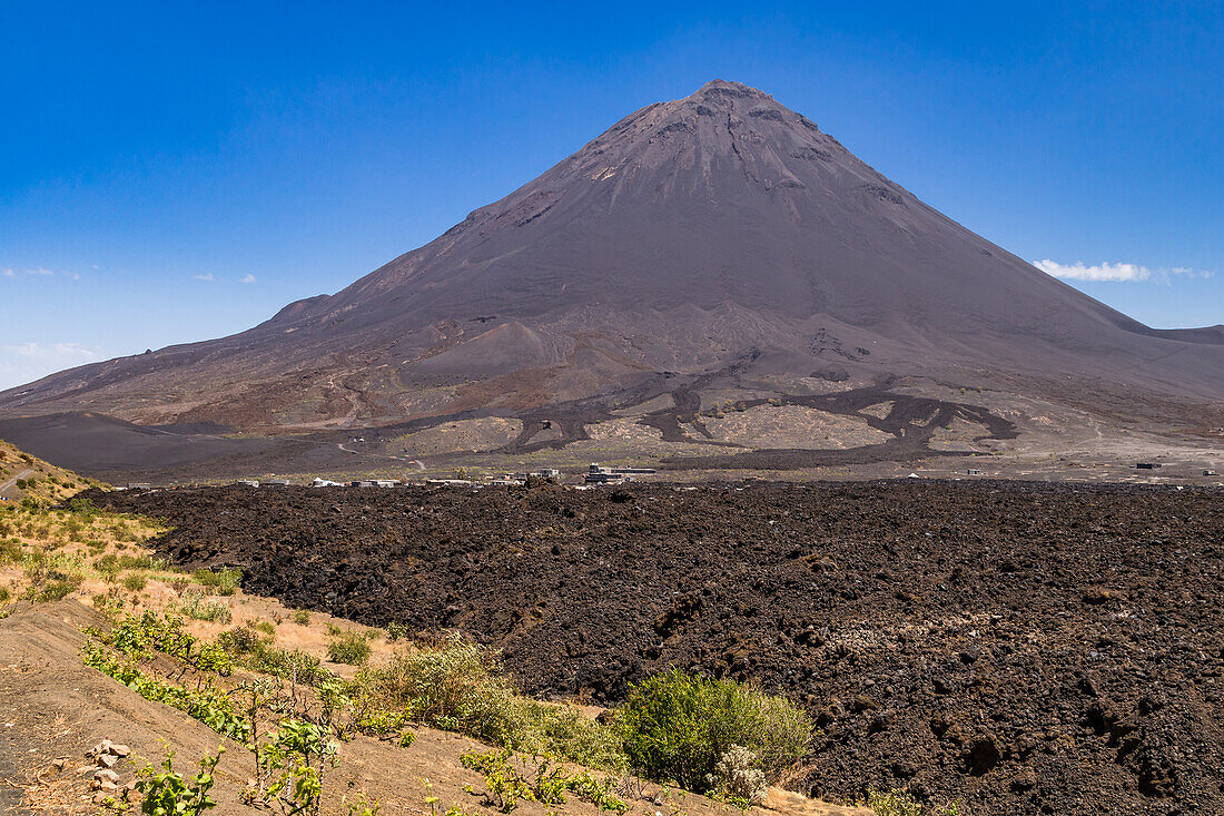 Der Vulkankegel und Lavaflüsse des Pico do Fogo nach dem Vulkanausbruch 2014 auf der Insel Fogo auf den Kapverden