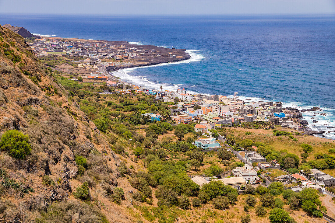 Blick vom Aussichtspunkt auf das malerische gelegene Mosteiros an der Nordostküste der Insel Fogo, Kapverden