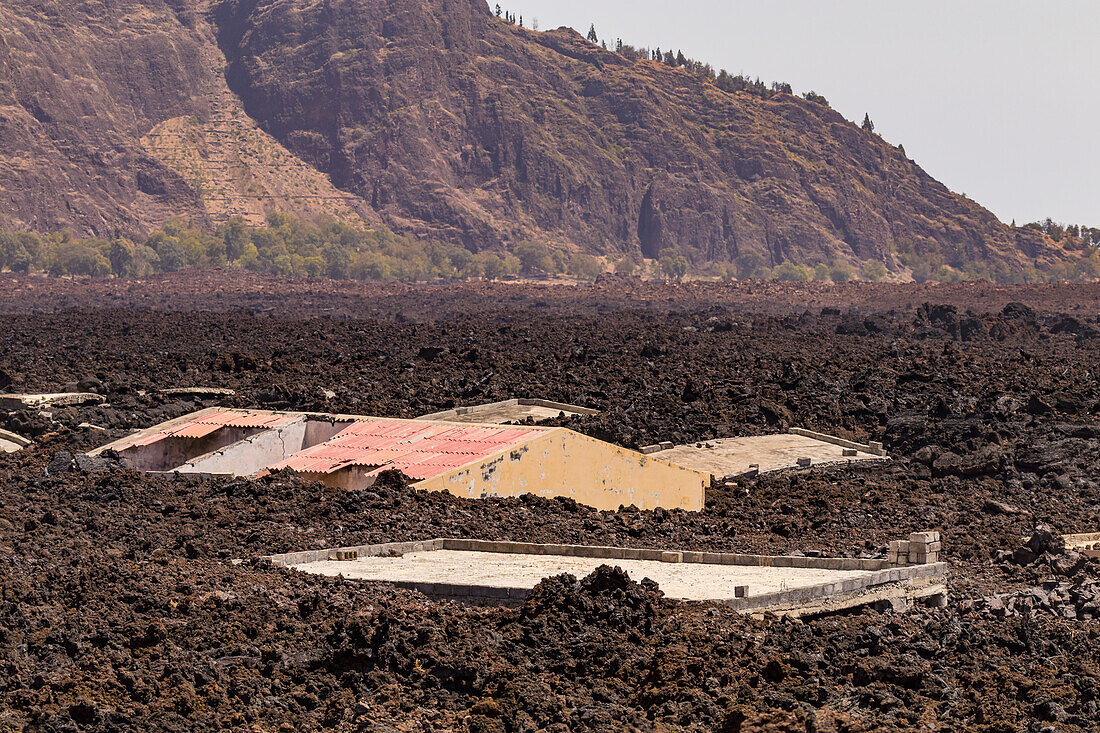 Von der Lava des Vulkanausbruch 2014 mitgerissene und zerstörte Häuser im Krater des Vulkan Pico do Fogo, Insel Fogo, Kapverden