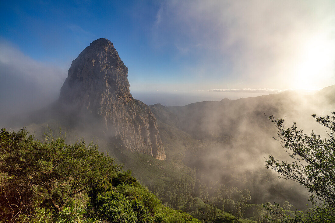 Der vulkanische Felsen Roque de Agando, Symbol der  Insel  La Gomera, Kanarische Inseln, Spanien