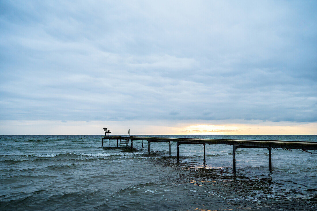 Badesteg am Meer, Ishöj, Ostsee, Dänemark