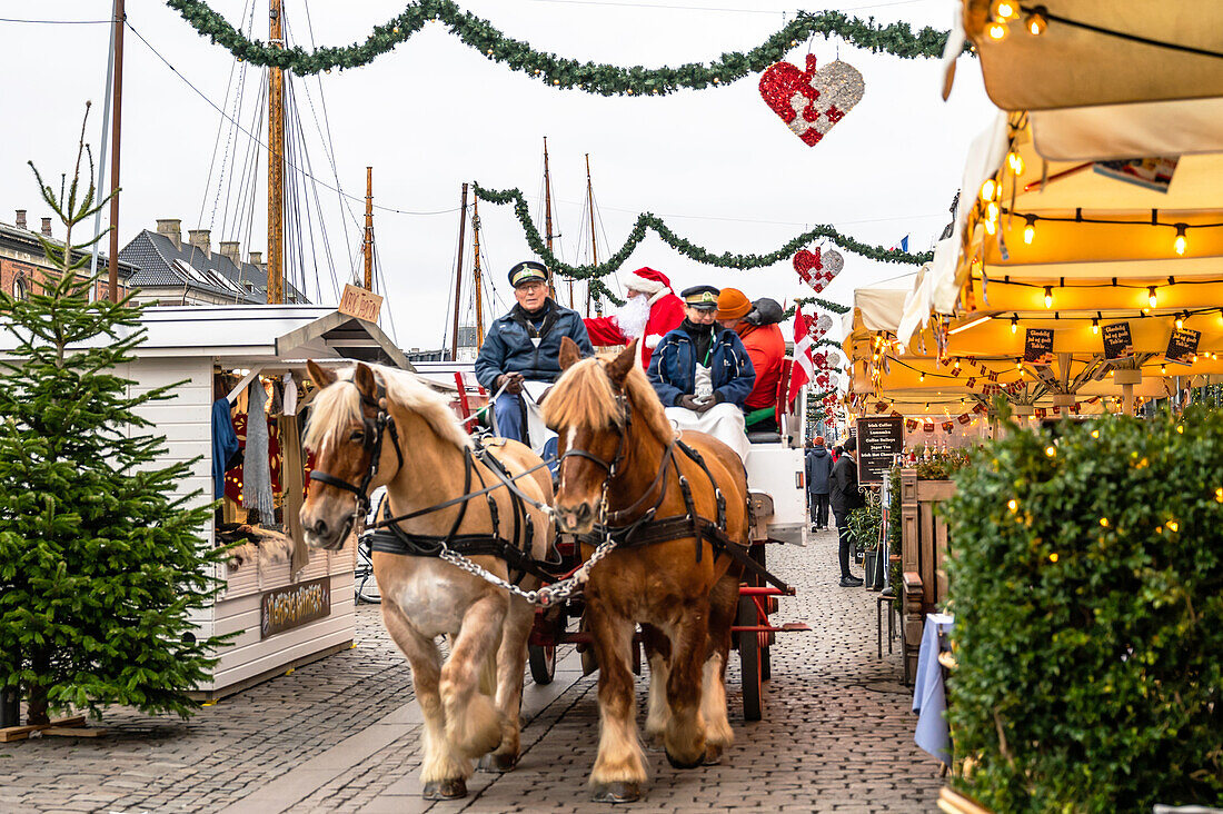 Pferdekutsche mit Weihnachtsmann im Hafen von Nyhavn, Kopenhagen, Dänemark, Winter