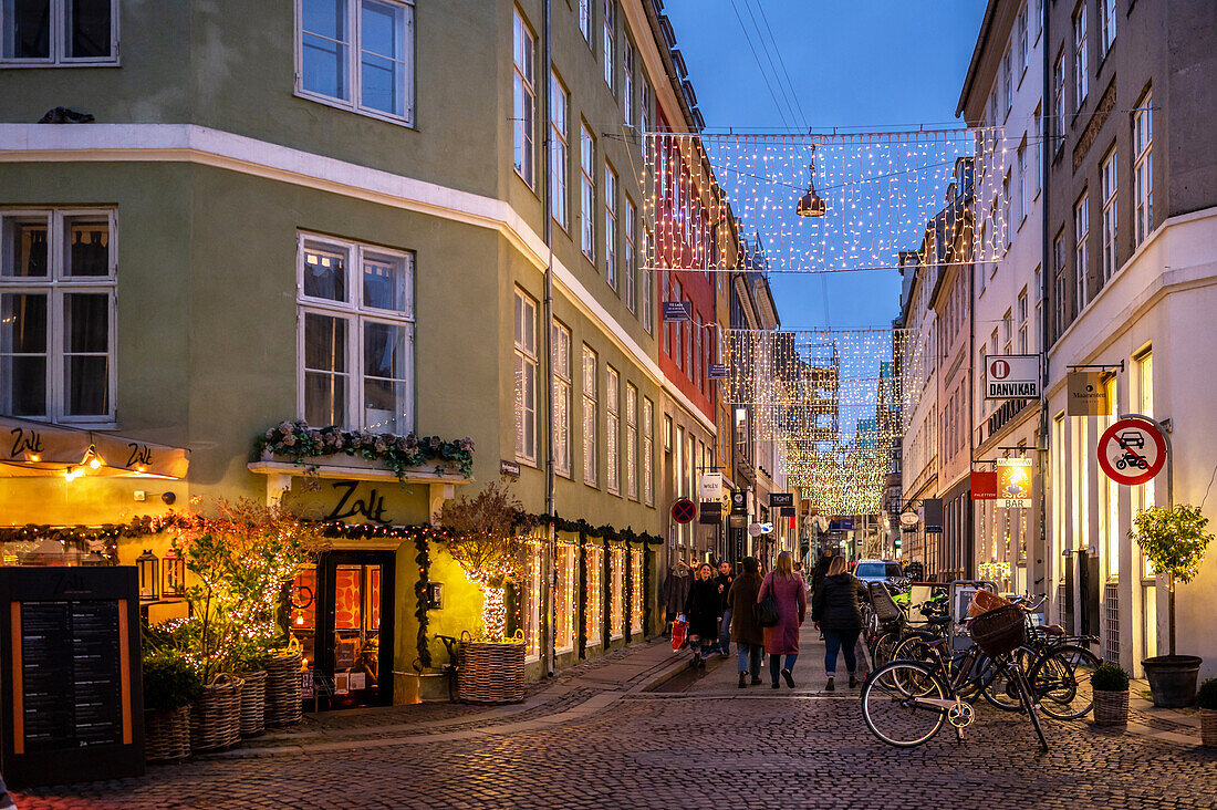 Adventliche Stimmung in einer Einkaufsstraße in Kopenhagen, Dänemark, Winter