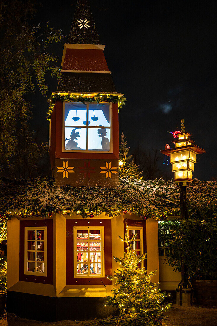 Weihnachtlich beläuchtetes Gebäude des Tivoli in Kopenhagen, Dänemark, Winter