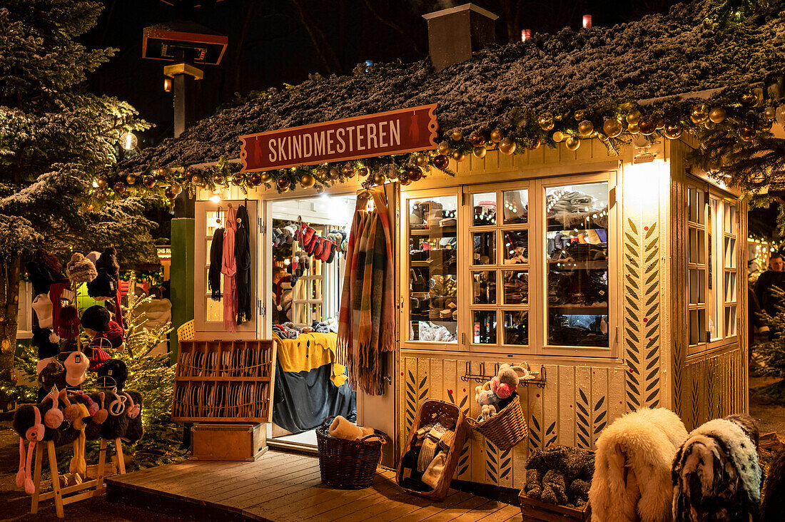 Weihnachtliche beleuchtete Verkaufshütte im Tivoli in Kopenhagen, Dänemark, Winter