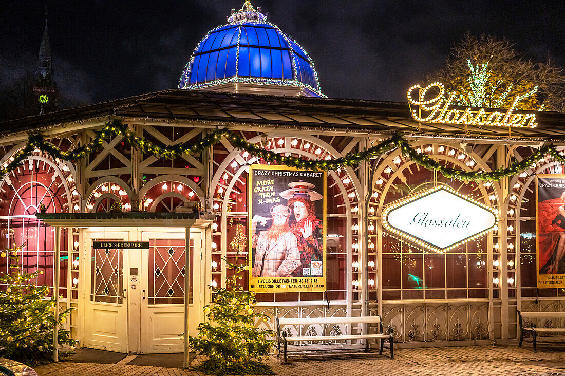 Das charakteristische achteckige Theater Glassalen im Tivoli in Kopenhagen in der Weihnachtszeit, Dänemark, Winter