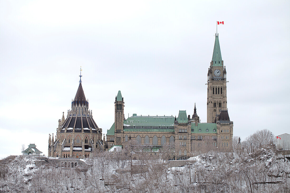 Das kanadische Parlamentsgebäude im Winter, erhöhter Blick auf das Unterhaus, gotische Architektur aus dem 19. Jahrhundert in Ottawa.