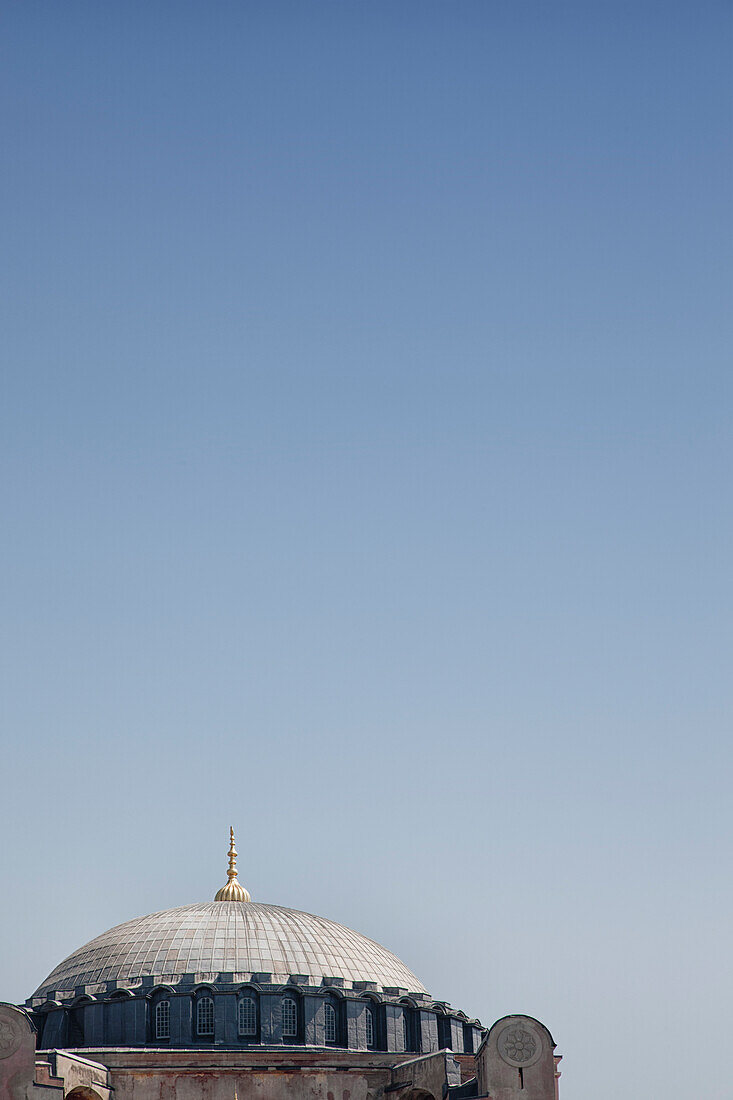 Istanbul, Blick auf ein historisches Gebäude, eine Kuppel und ein goldfarbenes Dachkreuz.