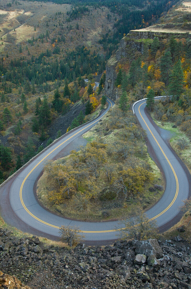 Eine Schleife des Columbia River Highway von Rowena Crest, Columbia River Gorge National Scenic Area.