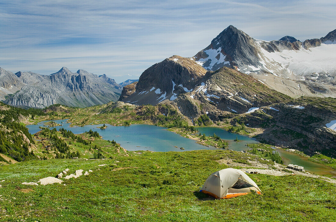 Campingplatz oberhalb des Limestone Lakes Basin, Mount Abruzzi im Hintergrund,