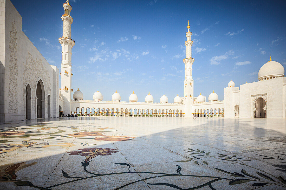 Die Scheich-Zayid-Moschee, der Innenhof und das Äußere der Gebetshalle, Abu Dhabi, Vereinigte Arabische Emirate
