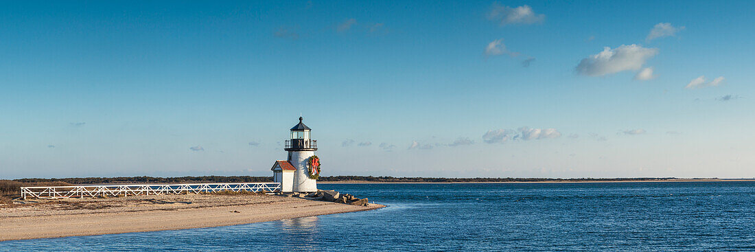USA, New England, Massachusetts, Nantucket Island, Nantucket Town, Brant Point Lighthouse mit einem Weihnachtskranz
