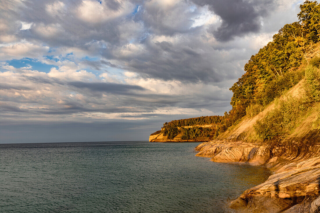Schroffe Küstenlinie, Lake Superior, Pictured Rocks National Lakeshore, Upper Peninsula, Michigan.