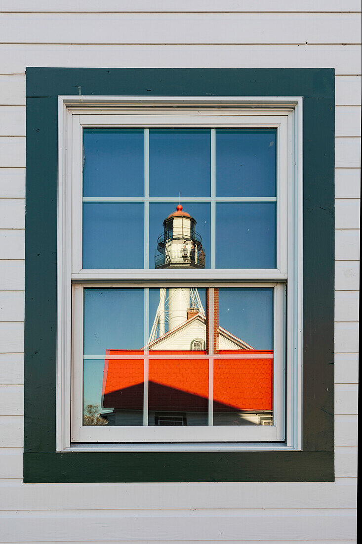 Whitefish Point Lighthouse spiegelt sich im Fenster wider, das älteste Betriebslicht am Lake Superior, Upper Peninsula, Michigan