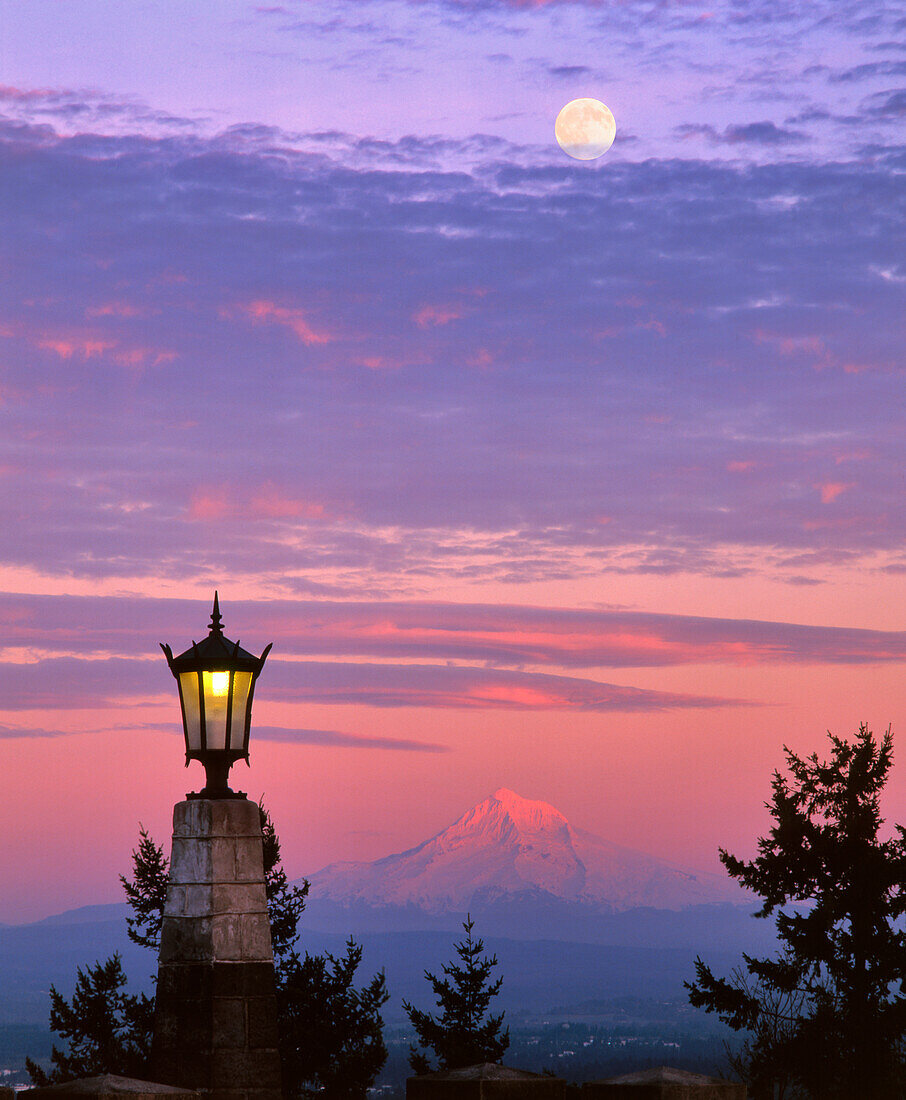 USA, Oregon, Portland. Mt. Hood mit Mondaufgang bei Sonnenuntergang