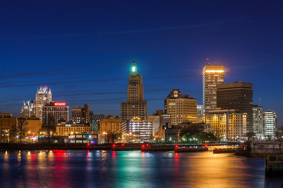 USA, Rhode Island, Providence, Skyline der Stadt vom Providence River in der Abenddämmerung