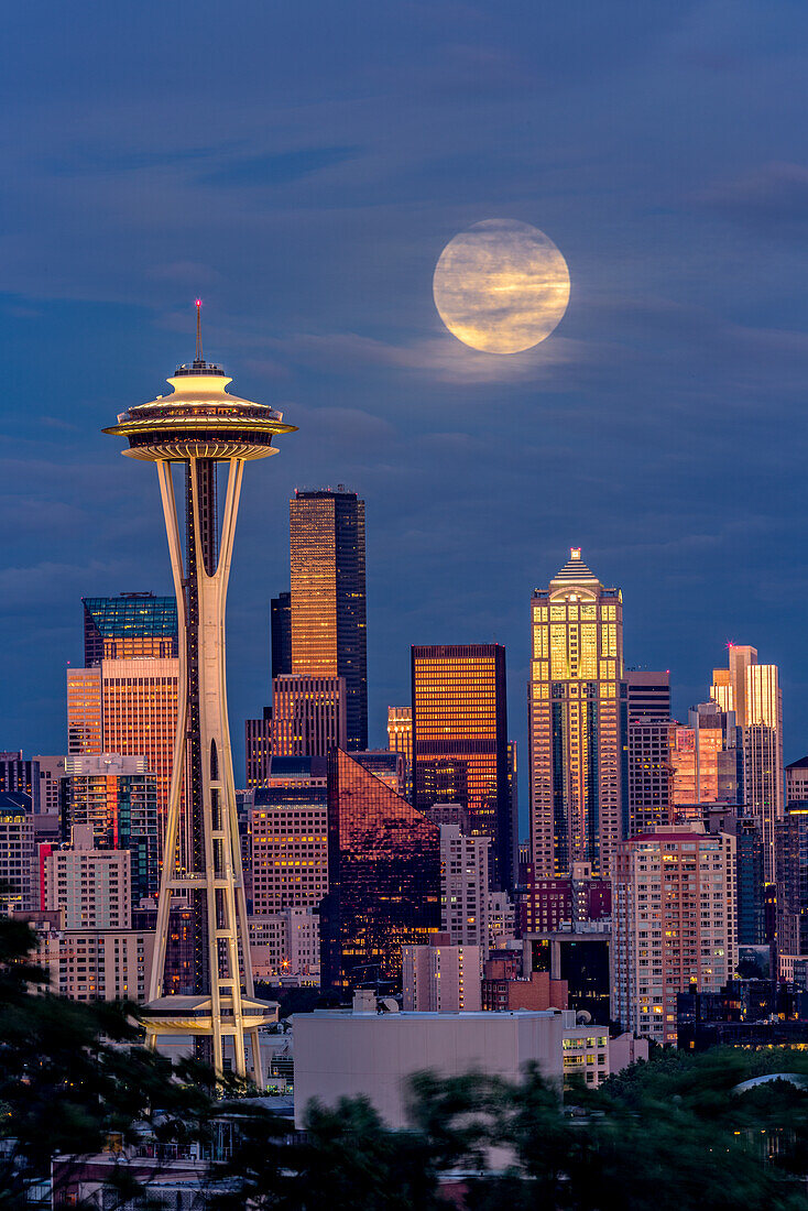 Skyline von Seattle und Supermond in der Abenddämmerung, Seattle, Washington State