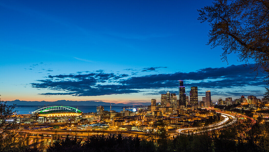 Skyline der Stadt von Jose Rizal Park in der Innenstadt von Seattle, Washington State, USA