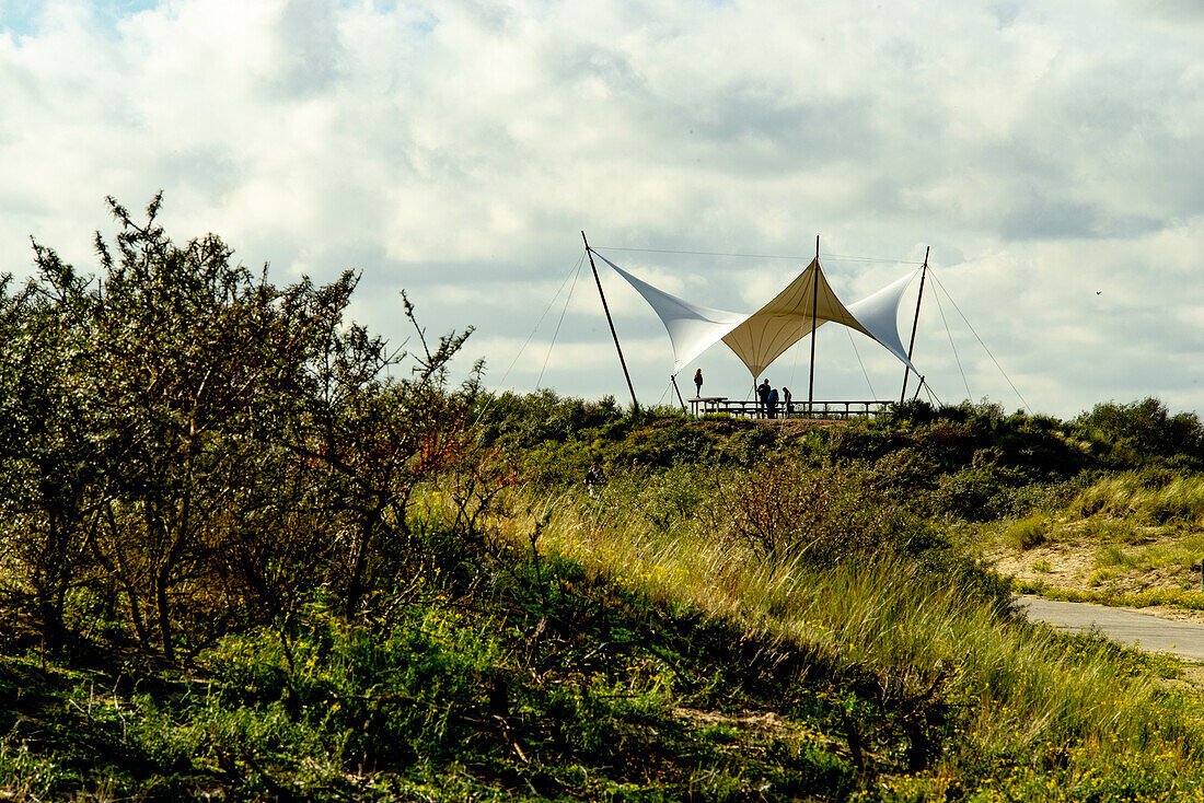 Holländische Dünenlandschaft mit gespanntem Segel als Unterstand, Niederlande