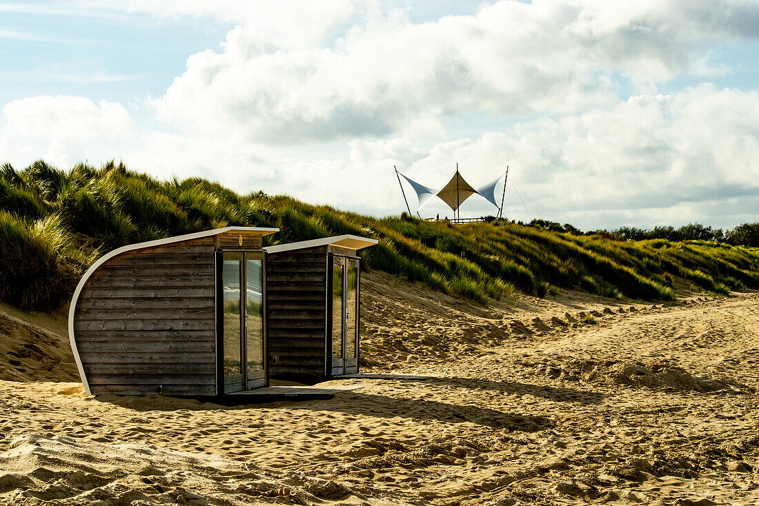 Strandhütten und Dünenlandschaft an der Nordseeküste, Niederlande