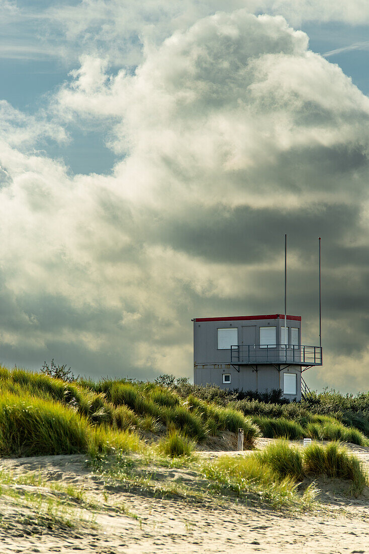 Kabinengebäude auf den Dünen, Zeeland, Strand, Niederlande