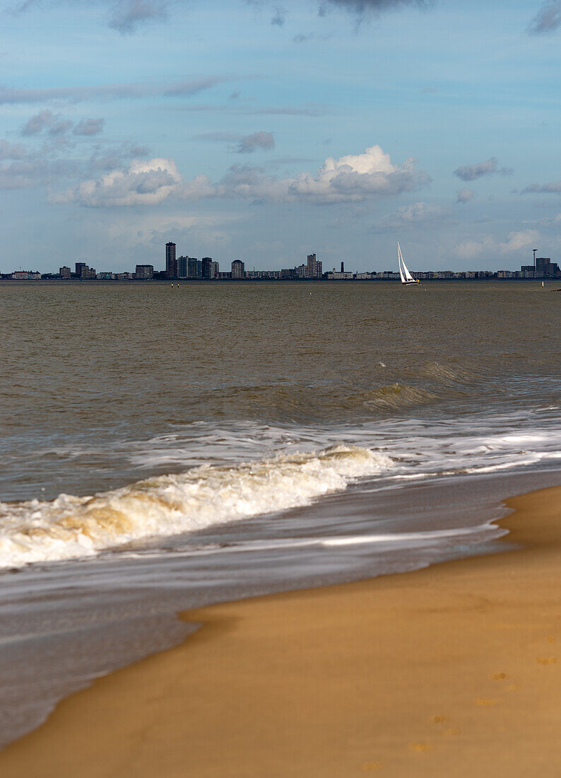 Ein Segelboot auf der Nordsee zwischen der Stadt Vlissingen und dem Strand von Groede in der niederländischen Provinz Zeeland, Niederlande