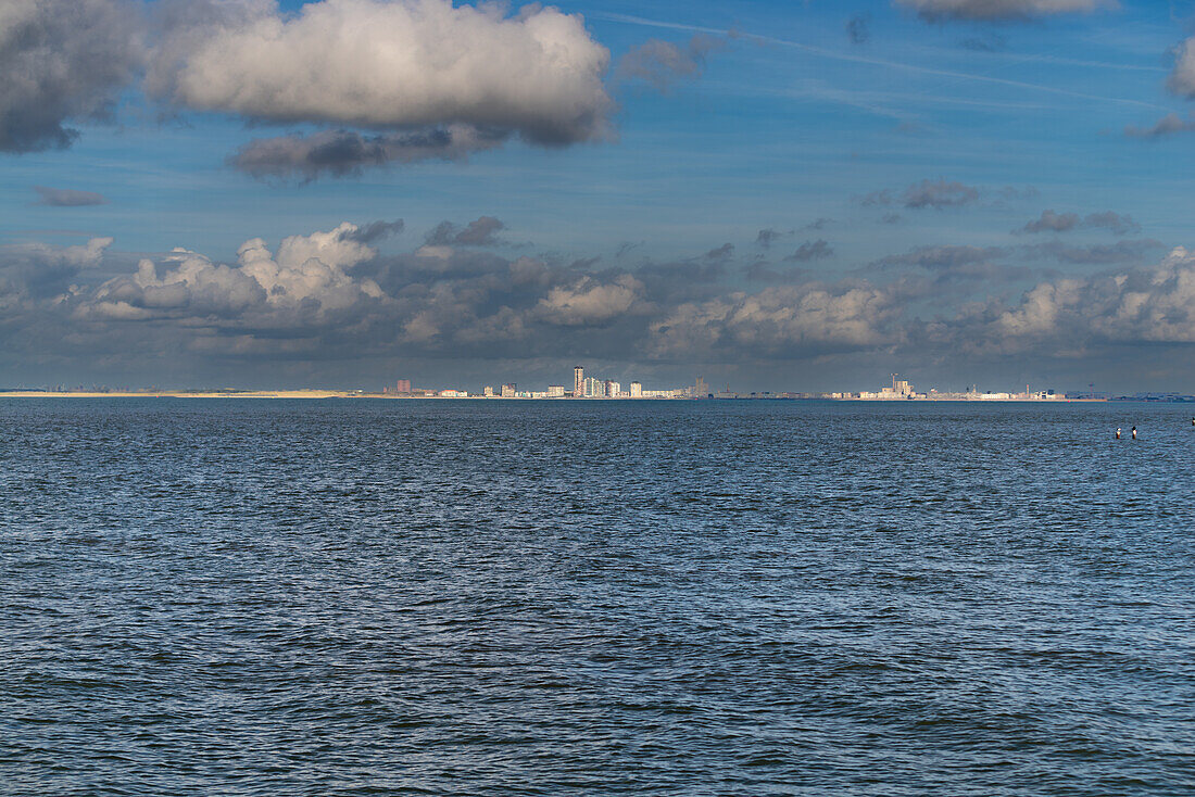 Die niederländische Stadt Vlissingen vom Strand Groede in der niederländischen Provinz Zeeland aus gesehen, Niederlande