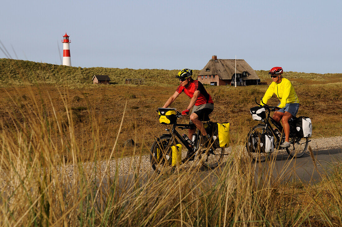 Radfahrer vor dem Leuchtturm Ostellenbogen, Sylt, Nordfriesland, Nordsee, Schleswig-Holstein, Deutschland