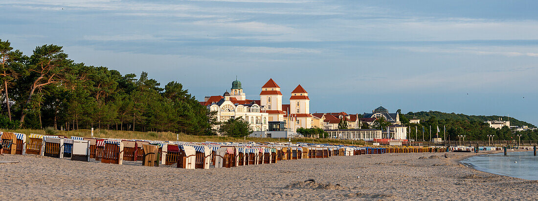 Kurhaus Binz, Strandkörbe, Binz, Insel Rügen, Mecklenburg-Vorpommern, Deutschland