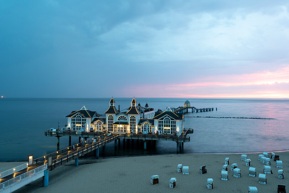 Sonnenaufgang an der Seebrücke Sellin, Insel Rügen, Mecklenburg-Vorpommern, Deutschland